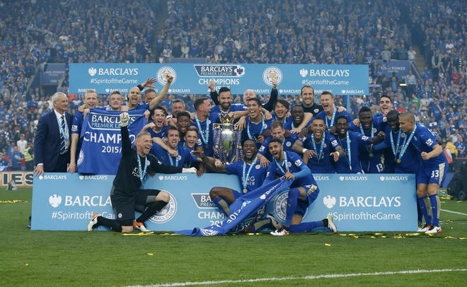 Leicester lần đầu vô địch Ngoại hạng Anh. Từ một đội suýt xuống hạng mùa trước, thầy trò Claudio Ranieri vượt qua sự cạnh tranh từ Tottenham, Arsenal và vô địch sớm hai vòng trước sự thán phục của đông đảo người quan tâm đến bóng đá trên toàn cầu. Trước mùa giải, tỷ lệ cược Leicester vô địch là đặt một ăn 5.000. Real lần thứ 11 đăng quang tại Champions League. Đội bóng Tây Ban Nha vô địch sau khi đánh bại Atletico Madrid 5-3 ở loạt luân lưu của trận chung kết. Chiếc Cup này là chiến quả đầu tiên mà Zinedine Zidane giành được từ khi ông ngồi vào ghế thuyền trưởng của Real hồi tháng Một.