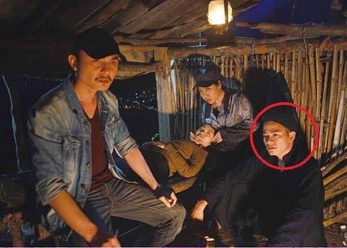 Và góp mặt trong cảnh phim Mạch ngầm biên ải.
