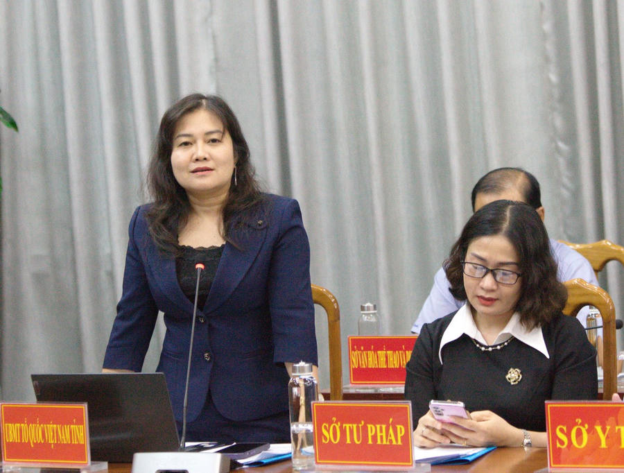 Bà Võ Thị Ngọc Hân – Phó Chủ tịch Ủy ban MTTQ Việt Nam tỉnh Cà Mau, thông tin tại họp báo.