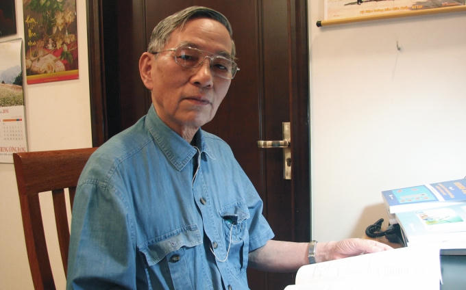 PGS.TSKH Lê Thành Phước miệt mài bên trang sách.