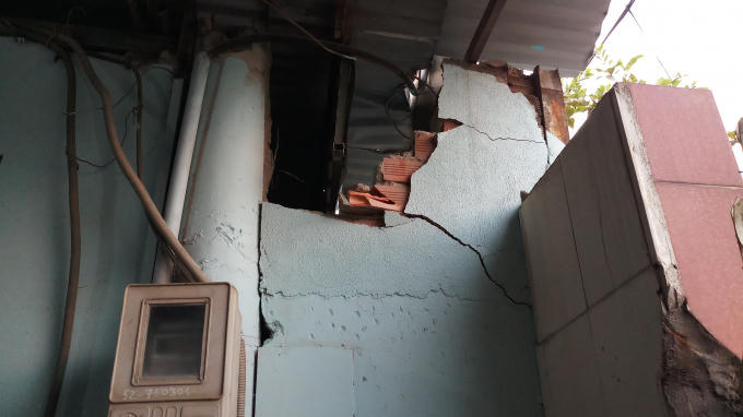 Nhà dân bị nứt.