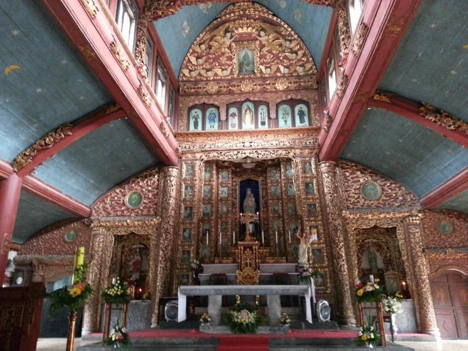 Bàn thờ được sơn son thiếp vàng.