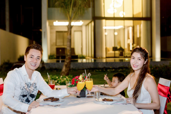 Không chỉ được trải nghiệm dịch vụ tiêu chuẩn 5 sao, hai bé Ken và Đăng Anh còn được hoà mình vào thiên nhiên khi đi tham quan khu vui chơi giải trí, trải nghiệm nông trường rau sạch. Đặc biệt, hai bé Ken - Đăng Anh tỏ ra rất thích thú khám phá vườn thú du khảo đường sông River Safari khi được tận tay cho hươu cao cổ, voi ăn…