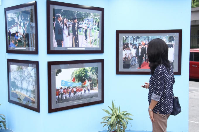 Triển lãm trưng bày hơn 100 bức tranh và ảnh chụp tiêu biểu với những hình ảnh thân thương, gần gũi với người Hà Nội.