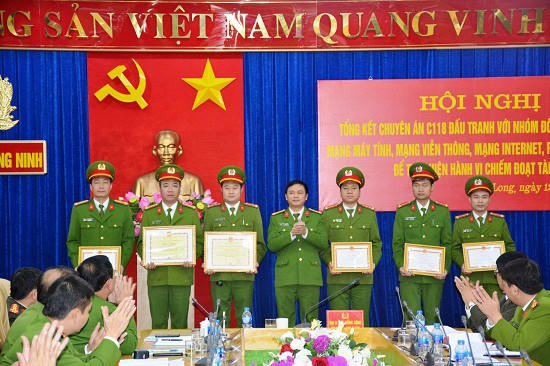Trao thưởng cho đơn vị có thành tích trong công tác đấu tranh với tội phạm lợi dụng công nghệ cao (ảnh QTV).
