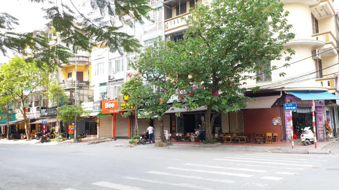 "Phố cà phê" Nguyễn Thị Định vốn nhộn nhịp mỗi chiều, nay cũng lác đác vài vị khách.