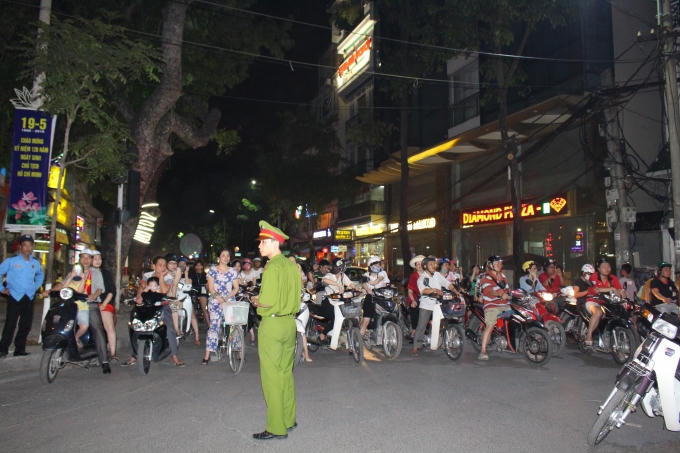 H&agrave; Nội: H&agrave;ng ng&agrave;n người diễu h&agrave;nh rước Phật đản tại Ch&ugrave;a Qu&aacute;n Sứ