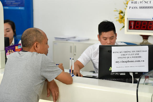 Ngoài cách tới điểm giao dịch, chủ thuê bao cũng có thể làm thủ tục tại nhà qua mạng.
