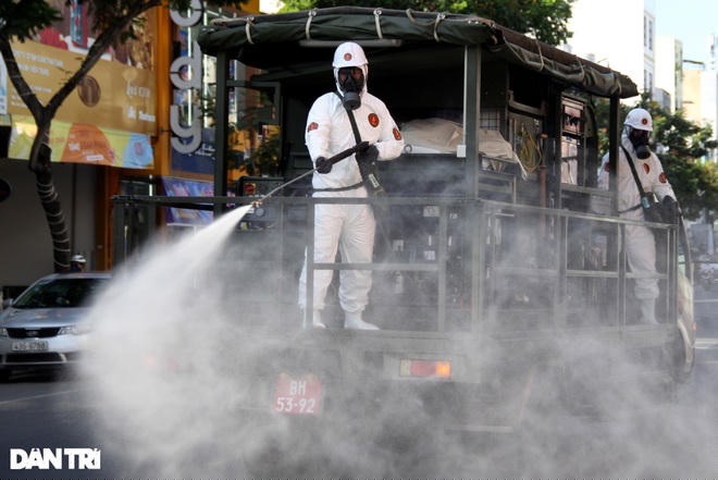 Cán bộ, chiến sĩ Trung tâm ứng cứu sự cố hóa học, sinh học, phóng xạ, hạt nhân miền Trung (Binh chủng Hóa học, Bộ Quốc phòng) phun thuốc khử trùng tại tam giác đường Lê Duẩn - Hoàng Hoa Thám - Lý Thái Tổ nơi phát hiện chùm ca mắc Covid-19.