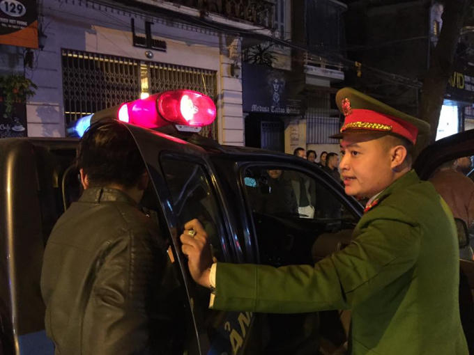Khi bị giữ lại, lái xe còn lớn tiếng chửi bới, lăng mạ công an.