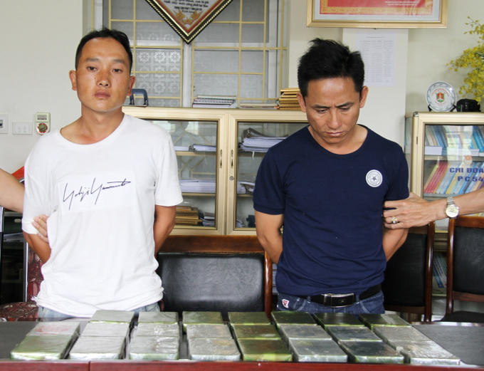 Giàng A Páo và Vàng A Phía bị bắt giữ cùng tang vật. Ảnh cơ quan công an cung cấp.