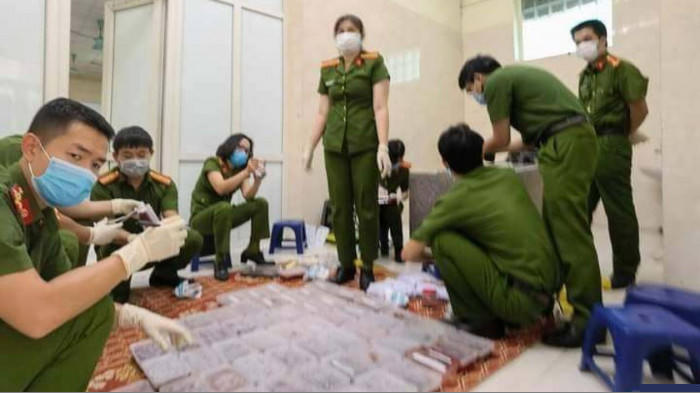 Công an quận Hà Đông kiểm đếm số thai nhi cất trong tủ đông lạnh.