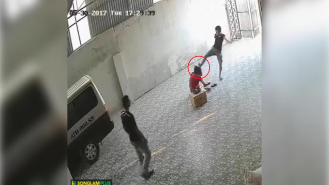 Hình ảnh người phụ nữ bị 2 nam thanh niên đánh dã man.