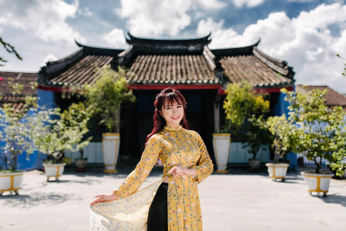 Sau một thời gian dài vắng bóng trong làng giải trí, mới đây Gia Hân đã trở lại đầy duyên dáng trong trang phục áo dài truyền thống.