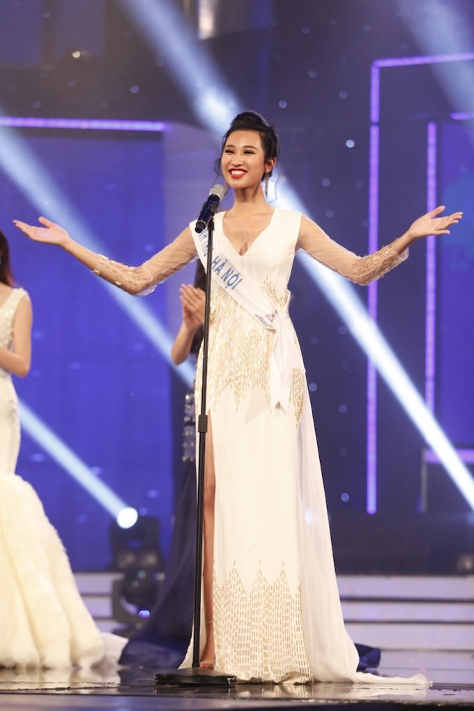 Anh Thư trả lời câu hỏi ứng xử.