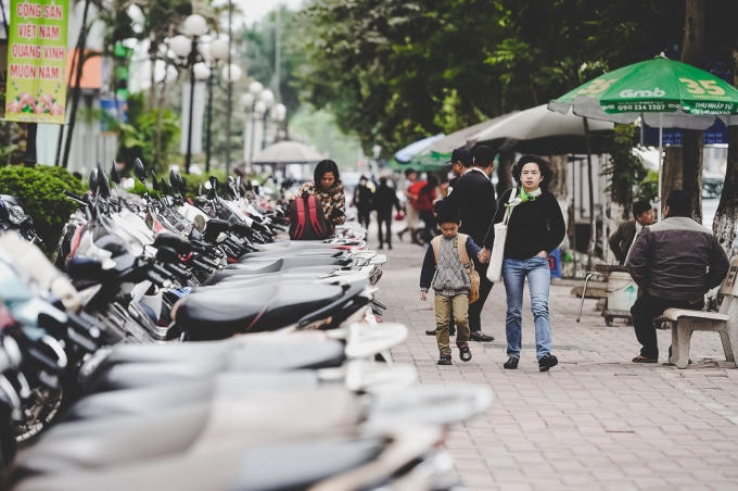 Toàn bộ vỉa hè mặt tiền của các tòa chung cư ở đây được tận dụng làm bãi gửi xe máy.