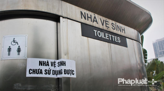 Nhà vệ sinh đã xây xong, nhưng không thể sử dụng được.