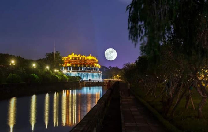 Siêu trăng rạng ngời ở kinh thành Huế.