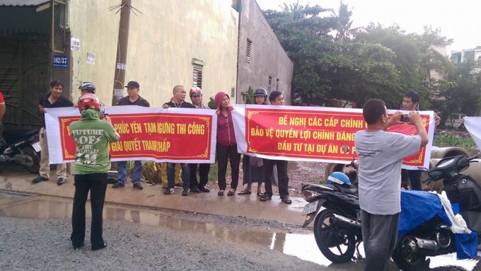 Người mua nhà tập chung phản đối chủ đầu tư.