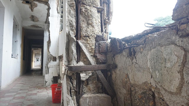 Nhiều hạng mục của công trình có tính biểu tượng một thời ở TP Vinh hiện đã hư hỏng trầm trọng.