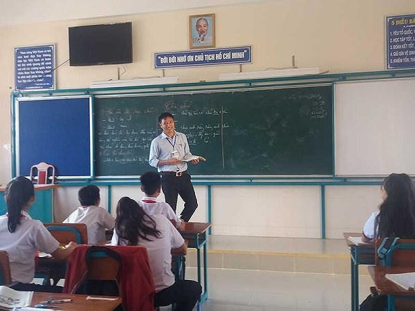 Thầy Cương đã có bảy năm công tác tại trường và ngày càng gắn bó hơn với học sinh ở xã đảo Thạnh An. Ảnh: NVCC.