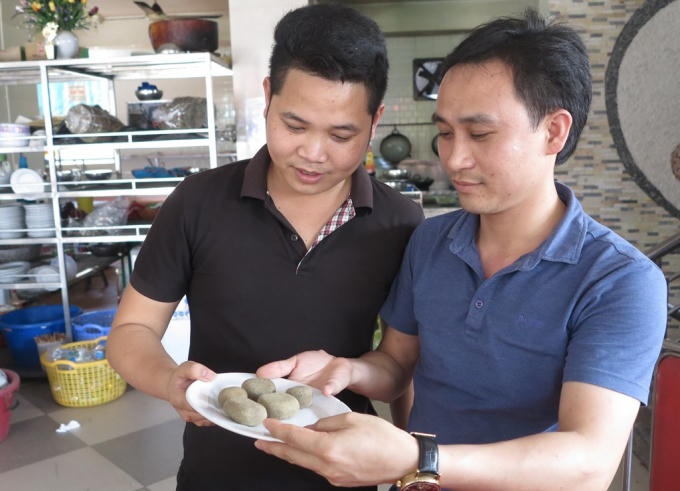 anh Chiến (&aacute;o xanh) cho biết, đ&atilde; c&oacute; người trả 150 triệu để mua lại 5 vật thể tr&ecirc;n nhưng anh chưa đồng &yacute; b&aacute;n.