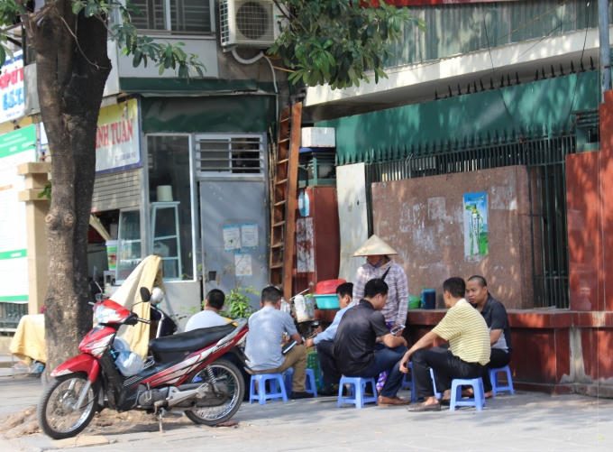 Quán nước bên đường Đào Tấn hút khách ngày nắng nóng.