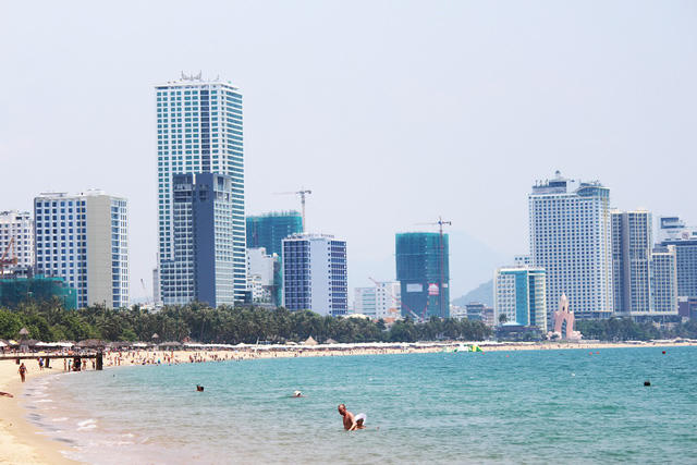 Ngoài ra, ý tưởng cũng đề xuất khu Ana Mandara - Công viên Phù Đổng (đoạn dừa xanh) cũng là khu lấn ra hướng biển. Theo đó, thay đổi công năng khu này thành một tổ hợp chăm sóc sức khỏe, sắc đẹp hiện đại và cao cấp