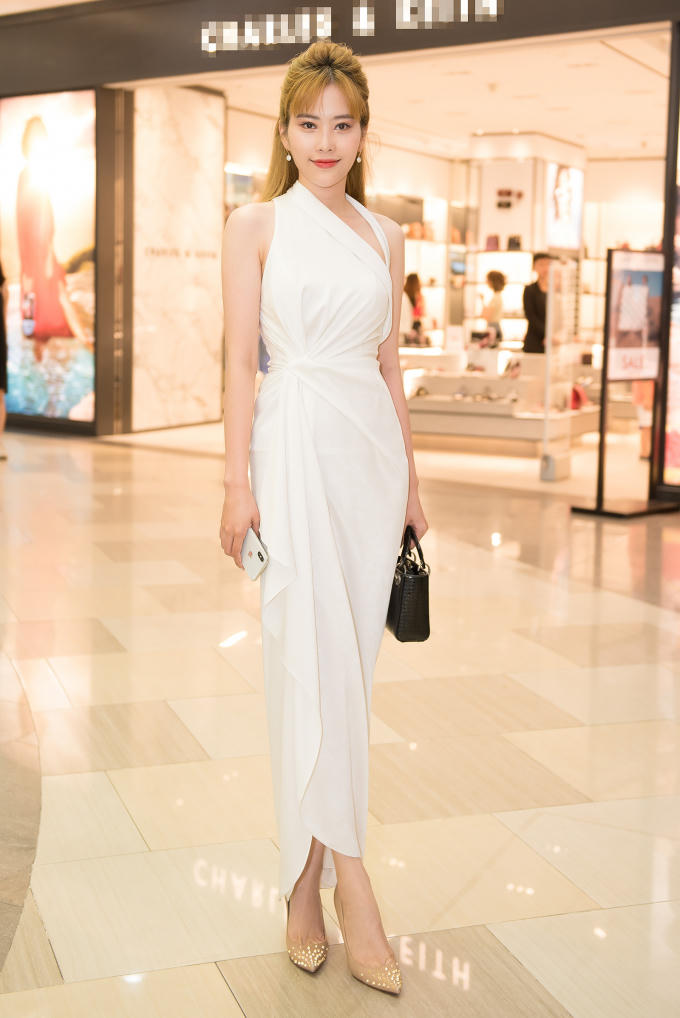 Sau thời gian dài tăng cân không kiểm soát và nỗ lực luyện tập, ăn kiêng lấy lại vóc dáng, Nam Em đã thật sự giảm cân thành công. Dù trước đó, mỹ nhân sinh năm 1996 đã khiến người hâm mộ khen ngợi về sự cố gắng nhưng với thân hình “cò hương” càng cho thấy rõ sự quyết tâm mạnh mẽ của Nam Em.