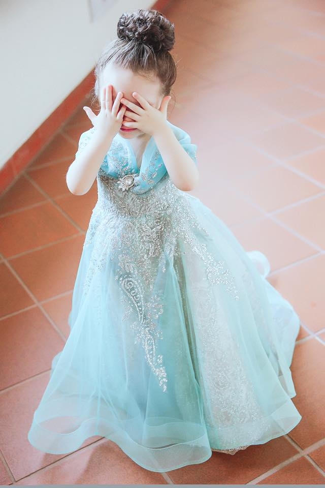 Mới chỉ 2 tuổi nhưng c&ocirc; b&eacute; đ&atilde; biết tạo d&aacute;ng như người mẫu trước ống k&iacute;nh.