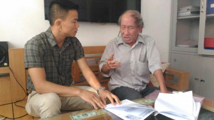 Ông Hồ Kim Long (bên phải) người hơn 40 năm đi đòi nhà bị tịch thu oan.