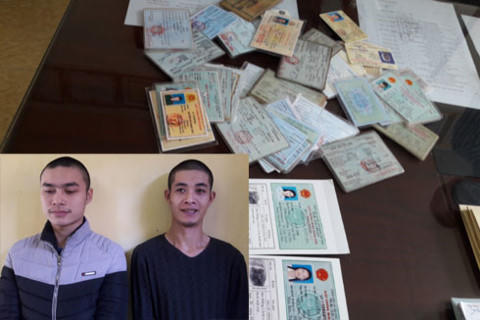 Đối tượng Trịnh Tuấn Anh và Trần Văn Thành cùng các loại giấy tờ tang vật tại cơ quan cảnh sát điều tra quận Tây Hồ, Hà Nội.