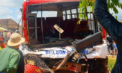 Vụ tai nạn xe đưa đón học sinh ở huyện Mang Yang năm 2017 khiến nhiều học sinh và phụ huynh lo lắng, hoang mang.  ảnh: Lê Kiến