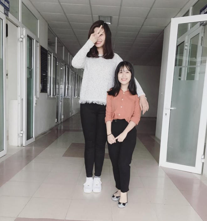 Một bức ảnh khác của 2 cô gái chụp chung tại lớp học.