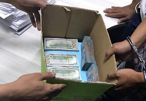 Số tiền được Hưng giấu ở cơ quan. Ảnh: C.A.