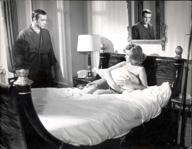 Sau khi tạo được sự chú ý với vai diễn trong “Thunderball”, nữ diễn viên Molly Peters chỉ còn xuất hiện trong một vài bộ phim nữa rồi kết thúc sự nghiệp diễn xuất khi mới gần 30 tuổi.