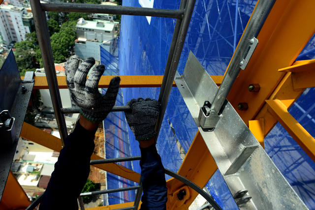 Càng lên càng, gió càng mạnh khiến việc di chuyển trên thang gặp đôi chút khó khăn.