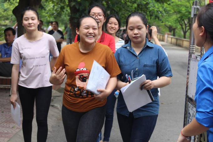 Các thí sinh rạng rỡ phòng thi.