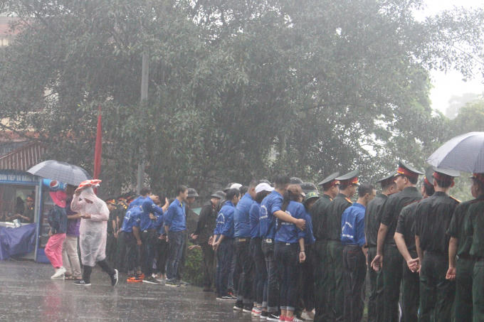 Mặc dù trời đổ mưa lớn, nhưng lực lượng tình nguyện cùng CBCS công an vẫn cùng nhau hát lên những bài ca về tình đoàn kết để xua đi cái lạnh.