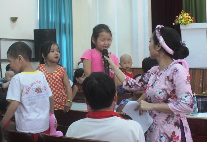 Những em b&eacute; ung thư mang chai dịch truyền đ&oacute;n Tết thiếu nhi