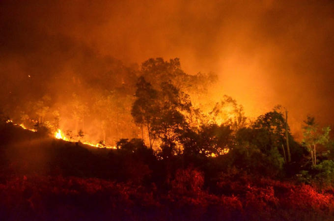 Ngọn lửa sáng rực cả một bầu trời.