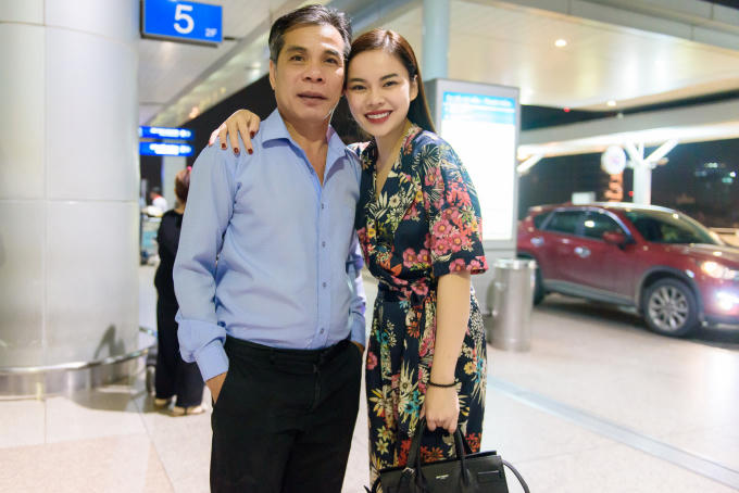 Giang Hồng Ngọc &ocirc;m tạm biệt cha ở s&acirc;n bay trước khi sang Mỹ lưu diễn