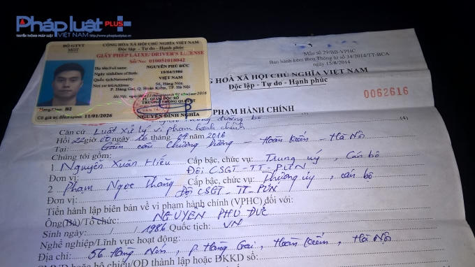 Biên bản xử phạt vi phạm hành chính đối với phương tiện vi phạm. ( Ảnh Phạm Hiển )