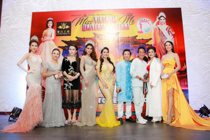 Các nghệ sĩ đến tham gia.