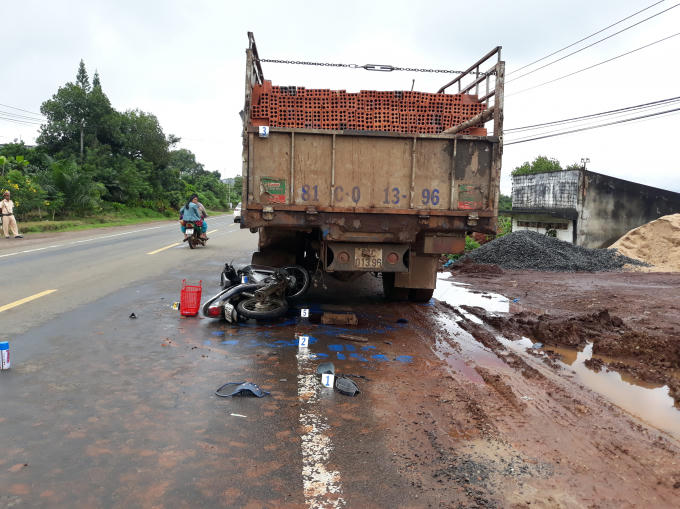 Cú tông quá mạnh làm chiếc xe máy chui vào gầm xe tải, chị D. đã tử vong trên đường đi cấp cứu.