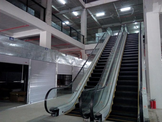Hệ thống thang máy hiện đại giúp cho người trong chợ dễ dàng di chuyển lên xuống các gian hàng.