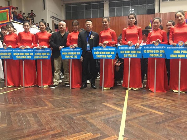Võ sư Đỗ Minh Tuấn (trái), võ sư Bùi Công Phương (phải) chụp ảnh lưu niệm cùng môn phái Bình Định Gia.