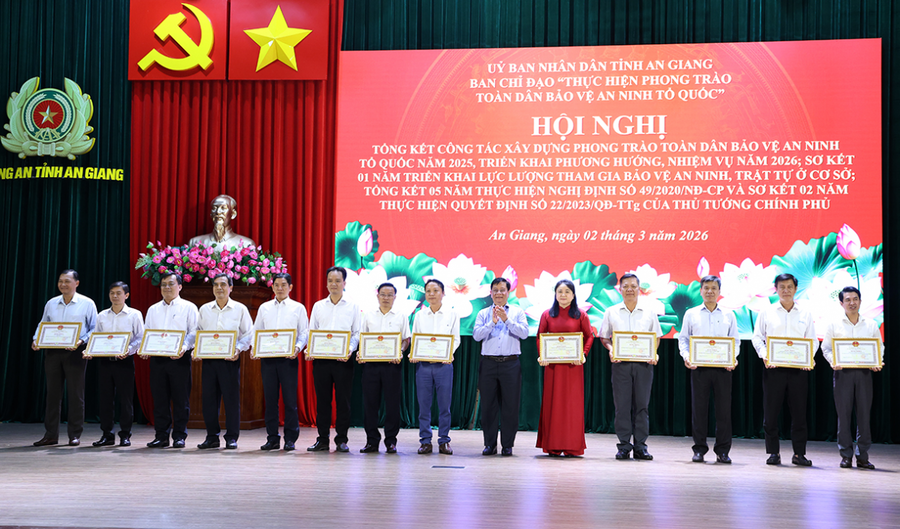 Đồng chí Hồ Văn Mừng, Ủy viên Ban Chấp hành Trung ương Đảng, Phó Bí thư Tỉnh ủy, Chủ tịch UBND tỉnh trao Bằng khen UBND tỉnh cho các tập thể