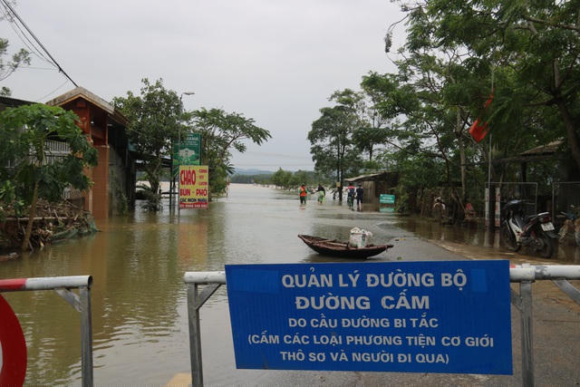 “Hiện huyện đang dồn mọi lực lượng, huy động hàng trăm phương tiện tiếp tục mang theo lương thực, nhu yếu phẩm để trao tới những người dân đang ở vùng bị cô lập. Đảm bảo không để người dân nào bị thiếu lương thực cũng như nước uống”, ông Hà Văn Bình cho biết.