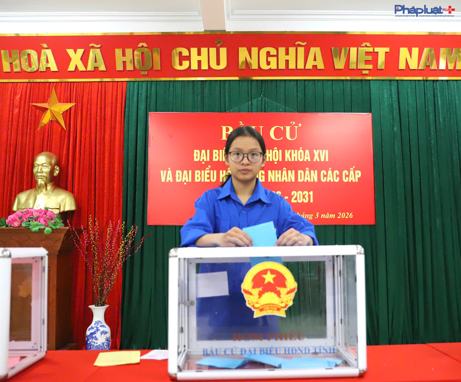 Cử tri Hoàng Mai Anh, sinh năm 2008 (thôn Bình Quyền, xã Bình Liêu) tham gia bỏ phiếu thực hiện quyền và nghĩa vụ của mình đối với ngày hội lớn.